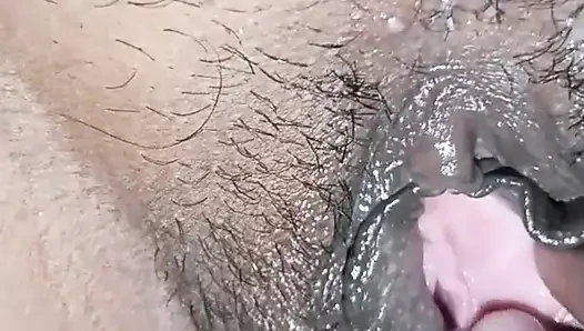 Ateşli ve seksi kız geceleri erkek arkadaşı tarafından nazikçe sikişiyor.