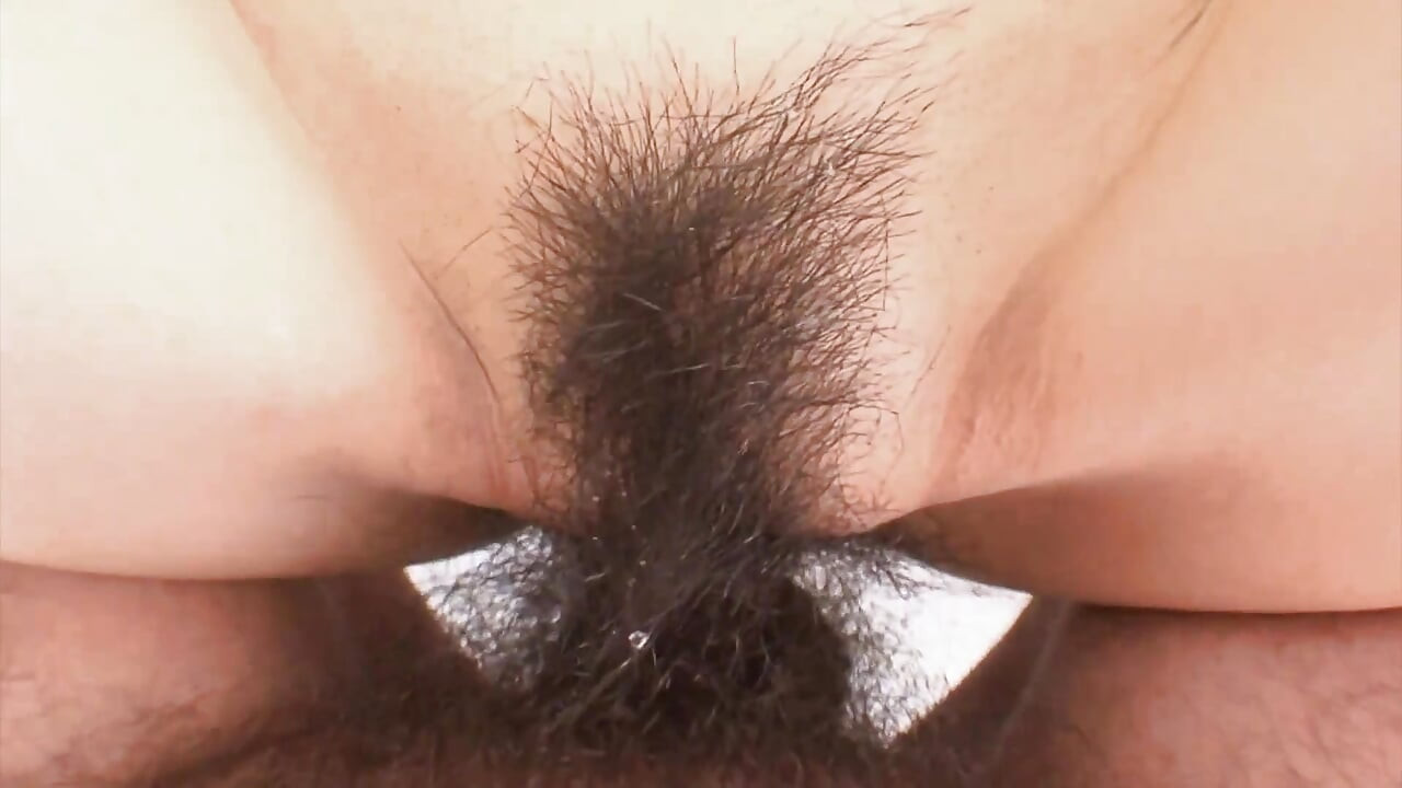 털이 무성한 보지에 뻑가는 자지를 즐기는 일본 비서