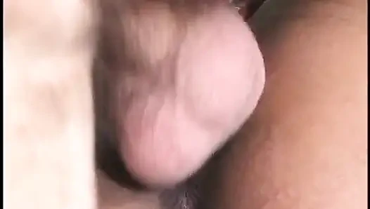 Cewek kulit hitam mewah menunggangi kontol putih di meja biliar