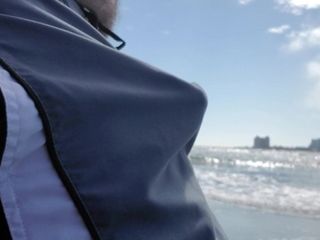 Masturbándose en la playa pública-gran corrida-oso peludo