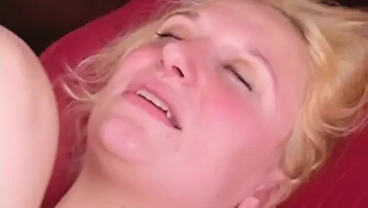 Memek sempit leia si cewek hot rambut pirang dengan toket besar yang putus asa ini dientot habis-habisan sama kontol besar pria kulit putih sampai matanya merem melek