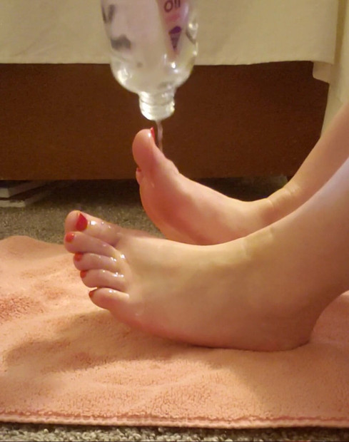 A much needed massage for my pretty feet. Find me on onlyfans, loyalfans, or fansly to watch the full video. 🥵 Softsoles3000