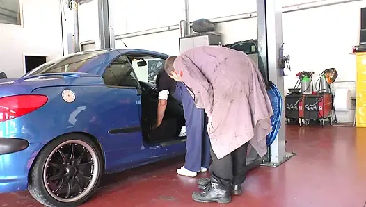 Татуированную рыжую немецкую милфу с натуральными формами трахают в