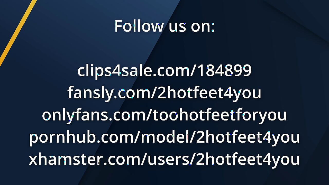 Pequena com os pés no escritório