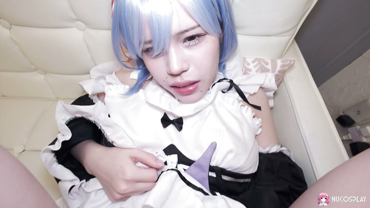 La sexy doncella asiática Miu Akino, que adora el sexo salvaje con su novio.