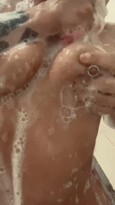 jovem puta cospe em seus peitos espumando no chuveiro