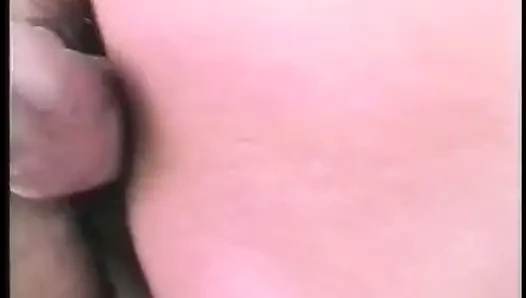 Gut gepolsterte süße Endy teilt einen harten schwanz mit einem typen und einem dildo auf dem boden in einem bisexuellen dreier