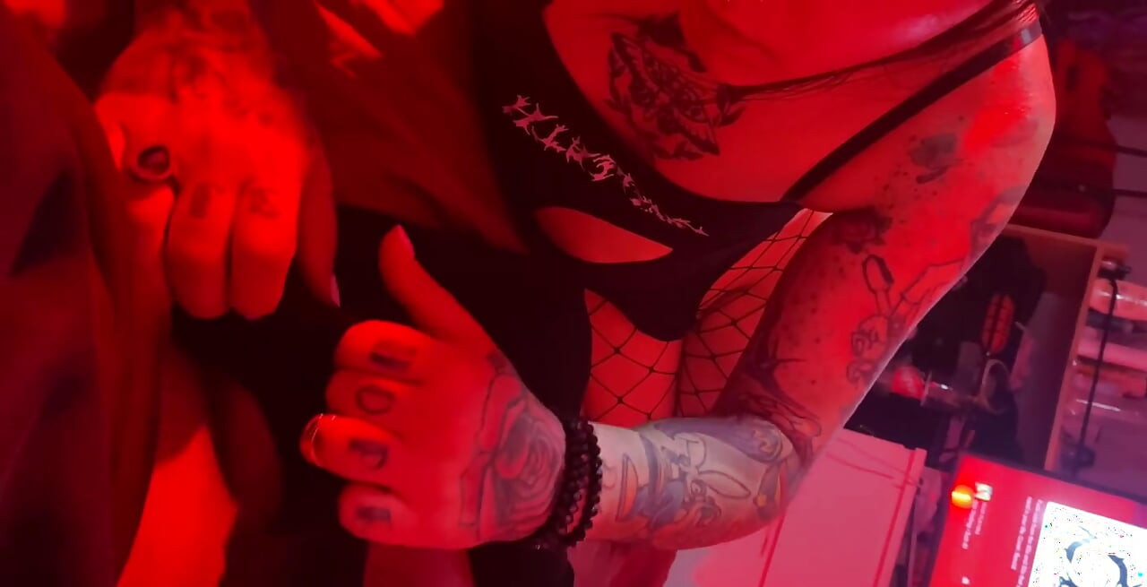 Aku nyepong kontolnya tapi aku minta dia nyepong kontolku