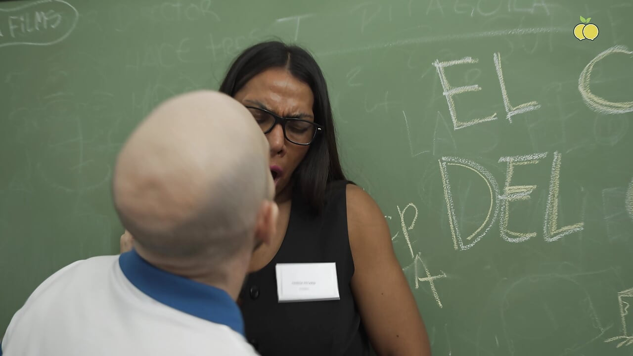 From the blackboard to the desk: The student Atucha resolves his differences with teacher Vanesa in the wildest way
