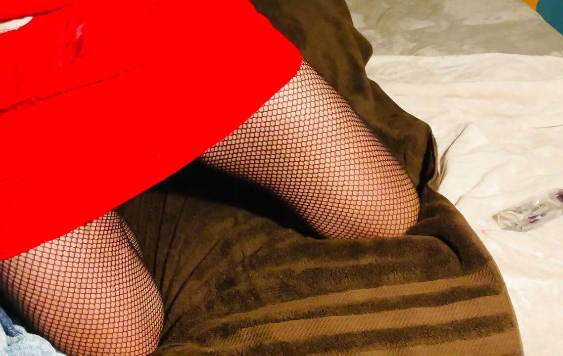 Locktober 女娘戴着迷你贞操锁骑着假屌漏水，而老婆不在家