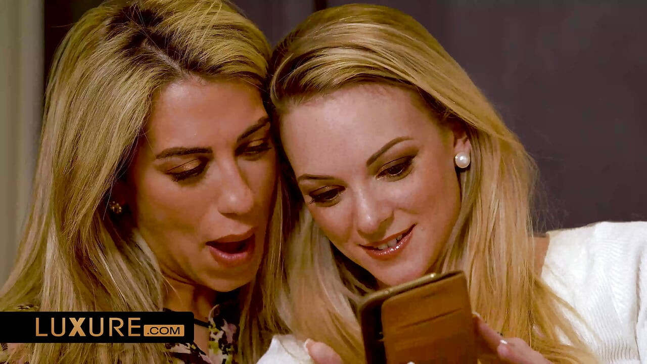 Trio met 2 blondines in lingerie