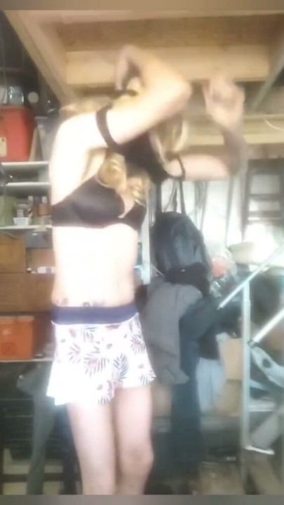 Crossdresser istražuje outfite i igra se u privatnoj ostavi | Klip 1