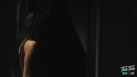 Muhteşem esmer kulüpte bir yabancı tarafından sikiliyor - glory hole