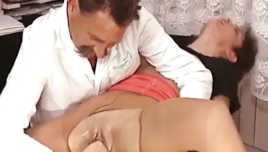 Pasien Jerman dengan stoking ketat di-fingering dan dientot habis-habisan