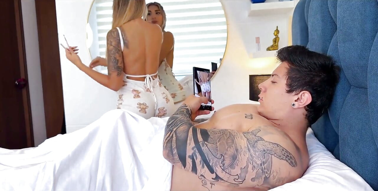 Are You Masturbating While Looking at My Ass? Stepsis Catches the Pervert Masturbating and Lets Him Fuck Her!