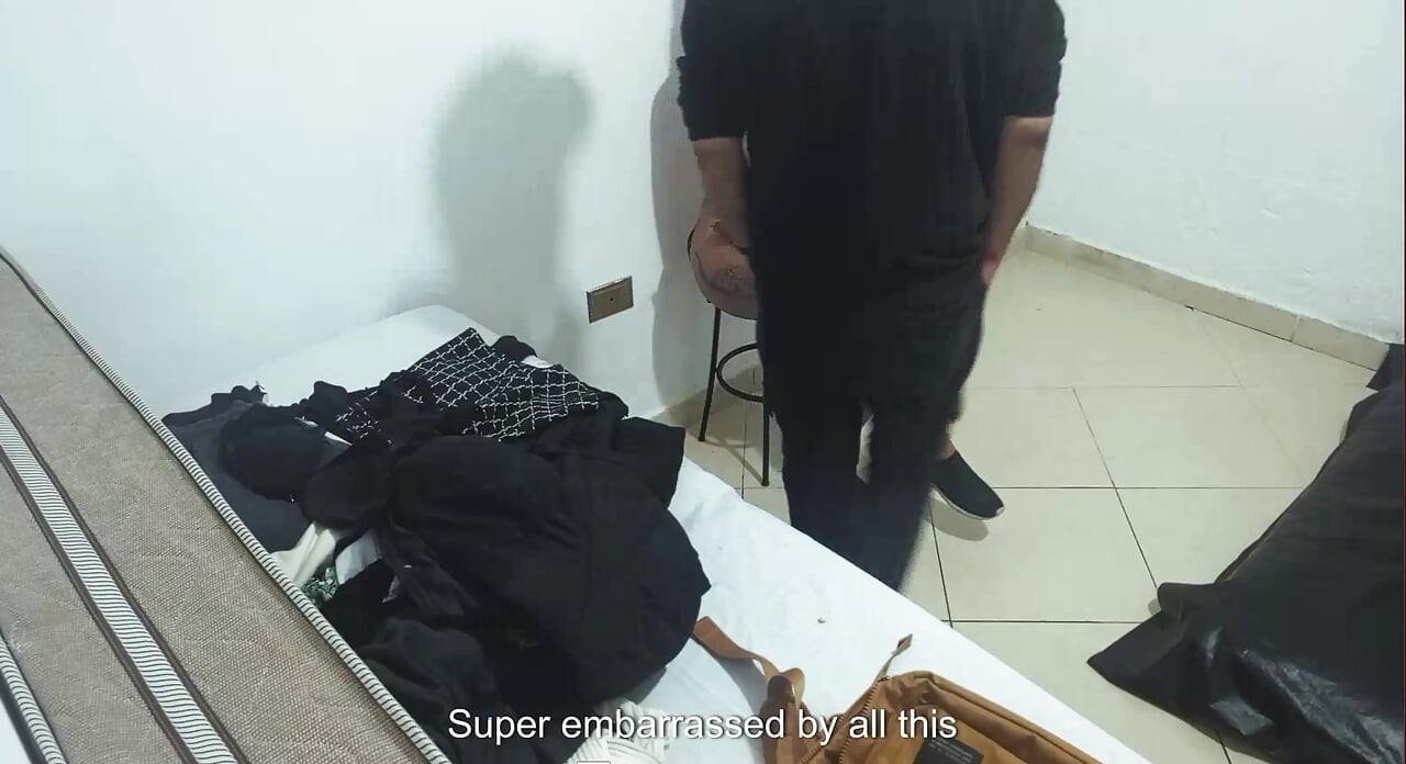 Agente de imigração a procura e a faz se despir para que ele possa gozar.