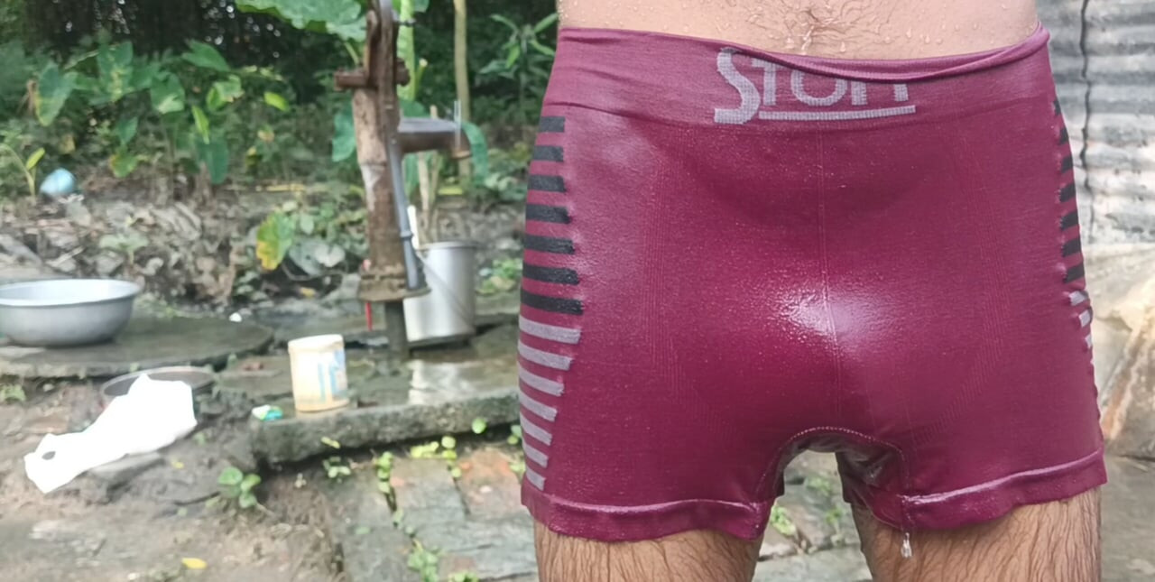 Siyah olgun adam desi tarzında banyo yapıyor. Büyük yarağı gösteriyor.