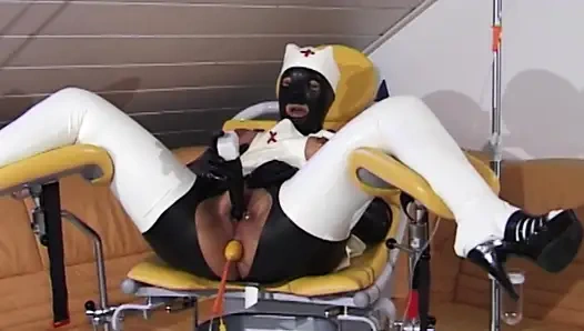 Genç azgın kadın seks oyuncağını amına sokuyor