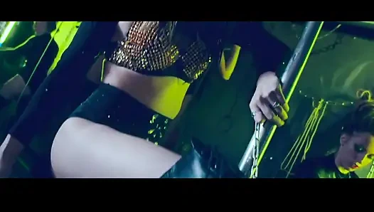 Lateks sahibe dölünü damlayan amcığını yutmaya itiyor
