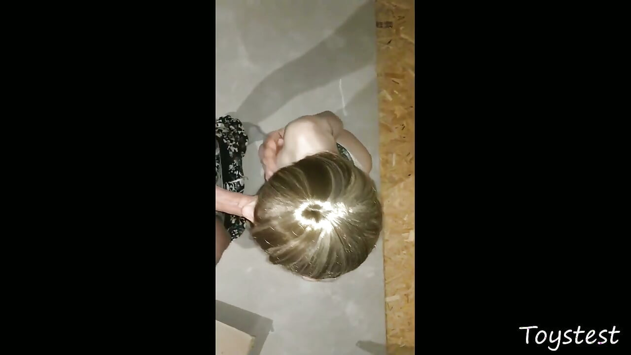 Verlegen meisje doet haar eerste pijpbeurt in een verlaten huis op de eerste date