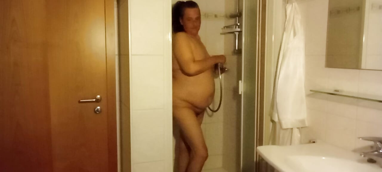 Vardagsutkik – Eva visar upp sin naturliga Rubens-figur i badrummet