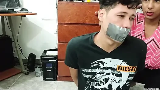 Извращенная молодая пара в бондаже