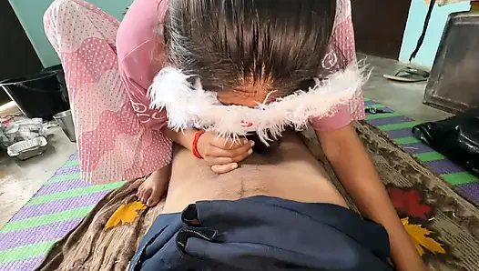 Yaşlı dik erkek kardeşinin kalın yarağı ağzıma tamamen sokuldu, sonra üvey erkek kardeşim küçük yumuşak amcığımı ovuyor