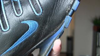 Le scarpe da ginnastica Nike Shox vengono doppiamente scopate
