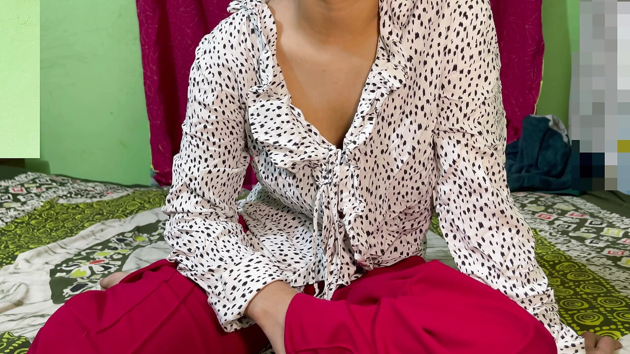 Mi sexy hermanastra se ve muy caliente y a día quiero follar con ella