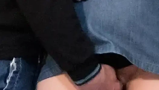 Yabancı eteğin altında külotuma dokunuyor - halka açık edepsiz eller