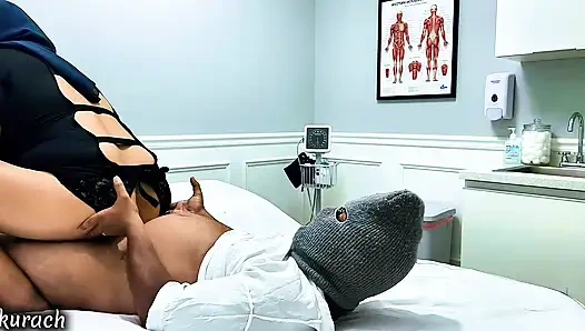 Горячая медсестра пришла к пациенту и трахнула его