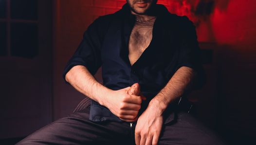 Красивый Noel Dero в сексуальной рубашке и брюках дрочит с взглядом в камеру и кончает