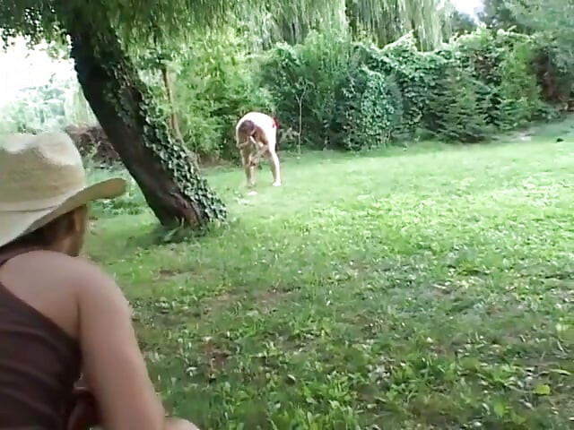 Mujer gorda se la follan en la mesa de picnic