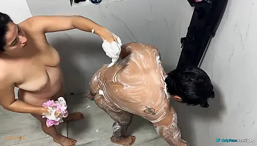 Güzel ve seksi karımla duş paylaştık!
