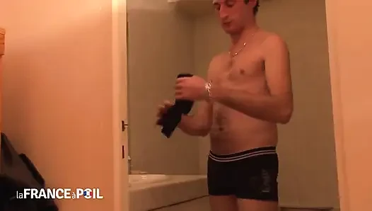 Azgın sapık duş alırken üvey kız kardeşinin külotunu kokluyor