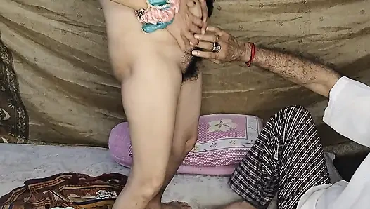 Stiefbrust steckte seinen finger in die vagina der stiefschwester