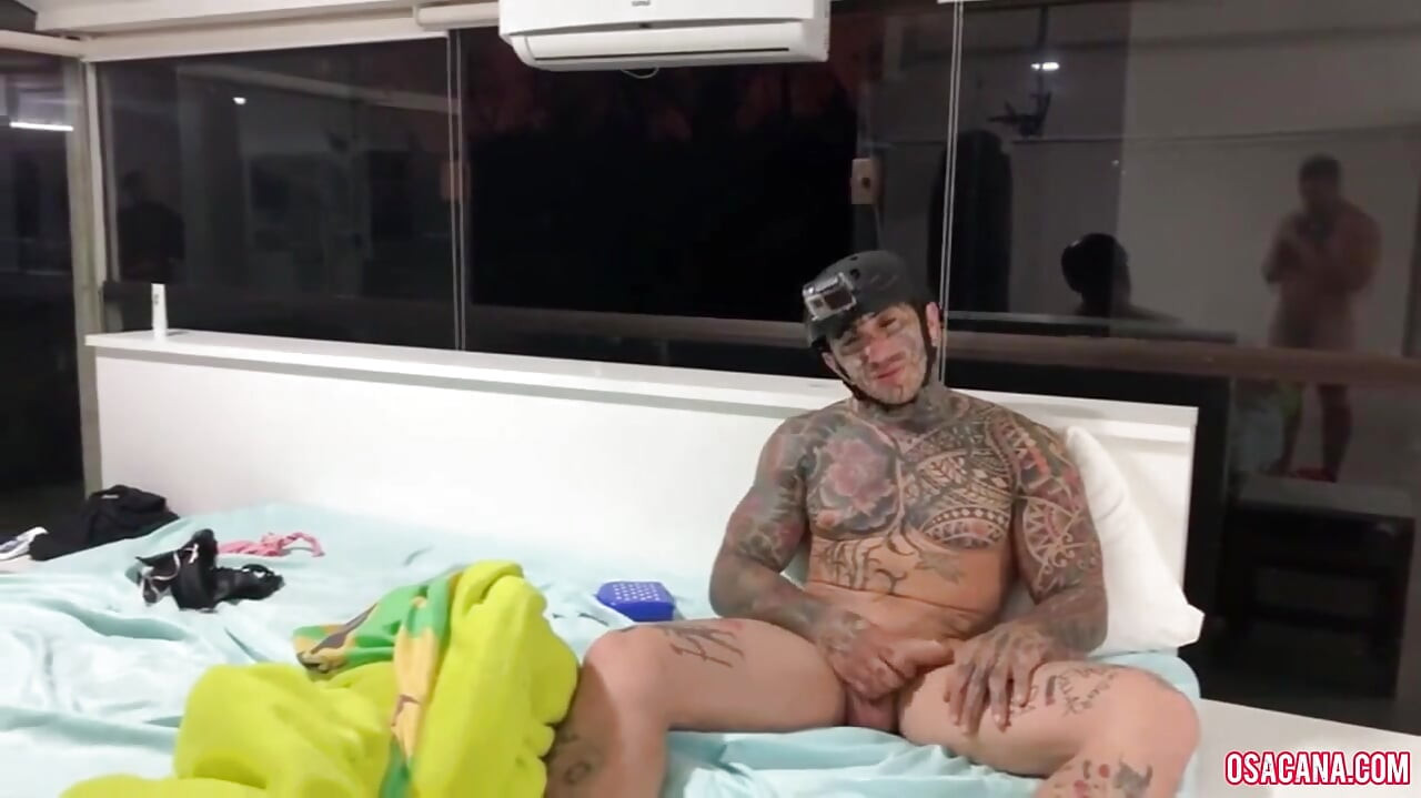 Comendo sua bunda e dando mijo para beber