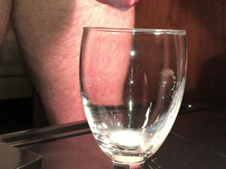 Ejaculação grossa em um copo