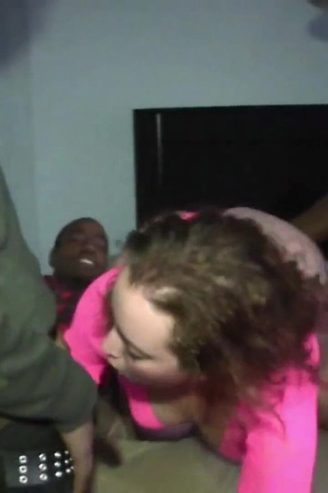 1 біла анальна повія проти 3 великих чорних членів, кремпай