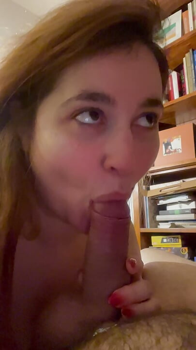 Oda filmt sich selbst in pOV, wie sie Desess schwanz schluckt und ihm in die augen schaut