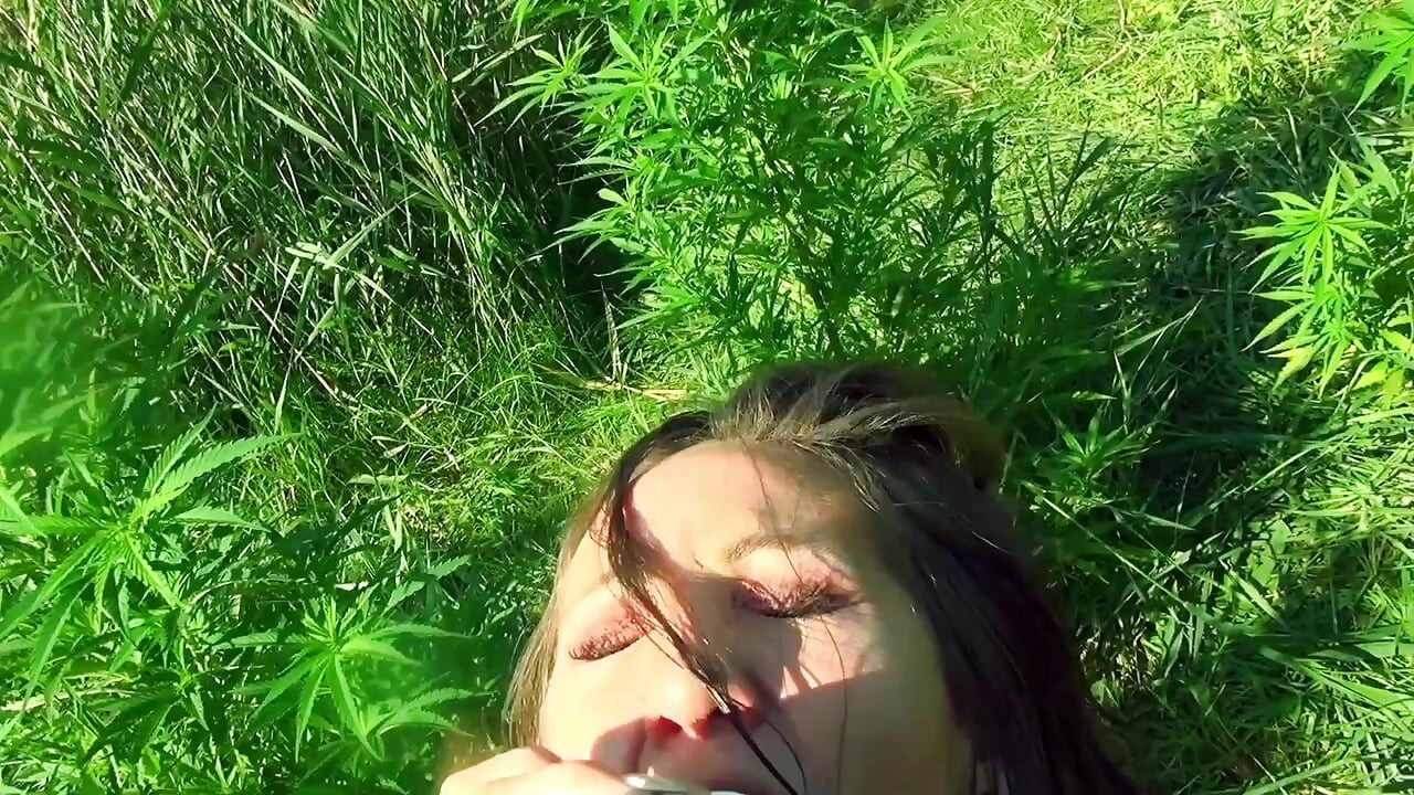 Очень глубоко за яйца на выходе, большой черный член долбя!