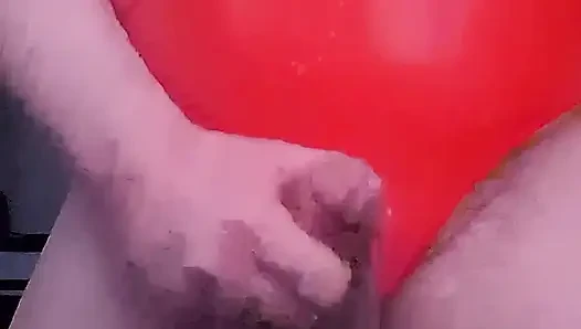 Kırmızı lateks vücut elbisesi giyen tombul dede yarı mastürbasyon yapıyor ve 3 dakika boyunca boşalıyor