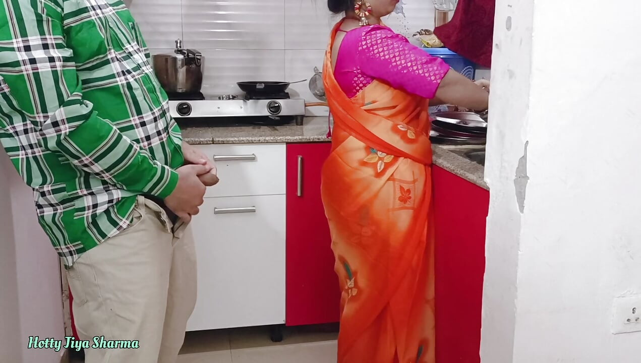 Desi bhabhi kitchen meBartan Dho rahi thi tabhi devar ne piche se bhabhi ki le li