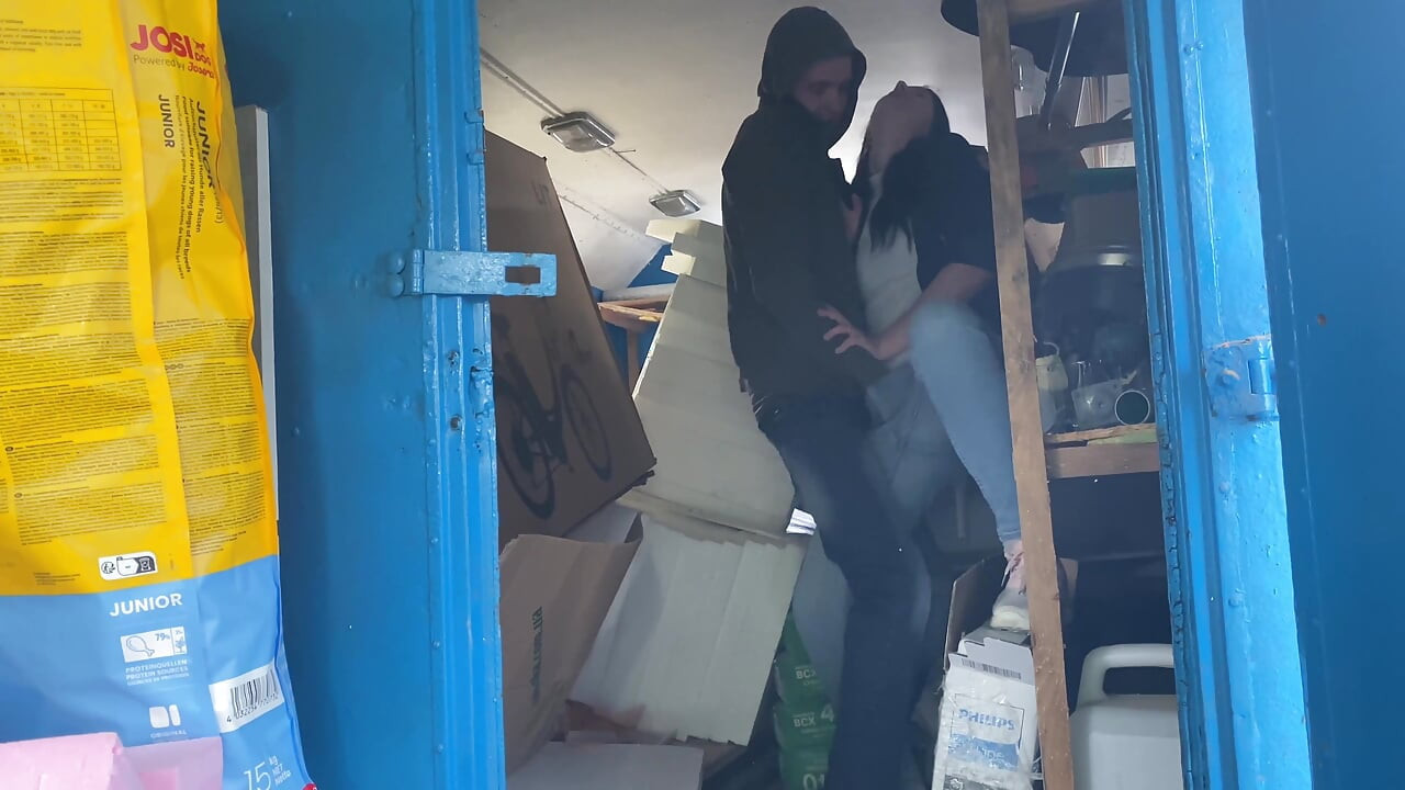 Depo Çalışanı Kutulara Sertçe Sertçe Yattı Ve Onu Yerine Koydu