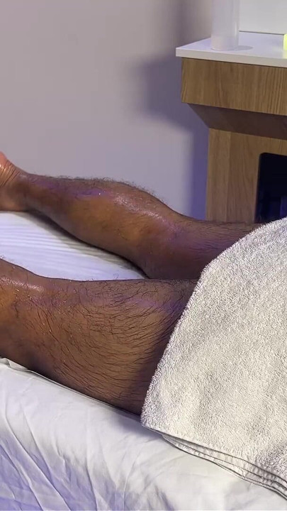 Leyne Rodriguez: Sessão intensa de massagem oleada da latina gostosa termina muito rapidamente | Clipe 1