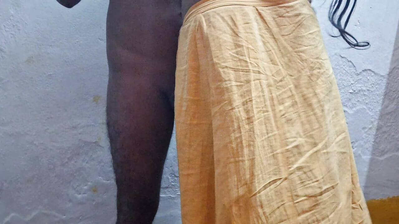 Bystig hembiträde knullar avsugning