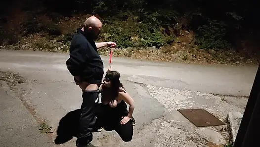Kocam arkadaşlarının yarağını emmeme izin veriyor. Daha fazlasını istiyorum.