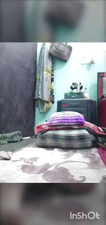 Bhabhi mostró su coño mientras estaba sentada en la cama