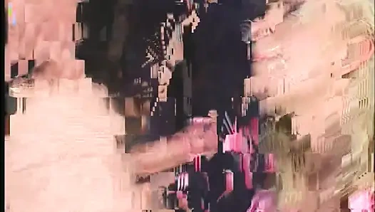 Seksi sarışın güzel kadın dizlerinin üstüne çöküp gariplerle dolu bir odayı sikiyor