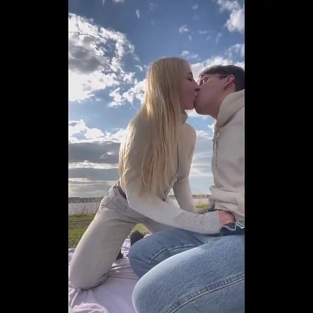 Pipe au bord de la rivière